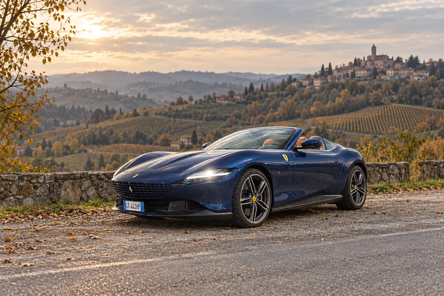 Ferrari Roma Spider blu sulle strade del Monferrato con targa visibile, visual illustrativo