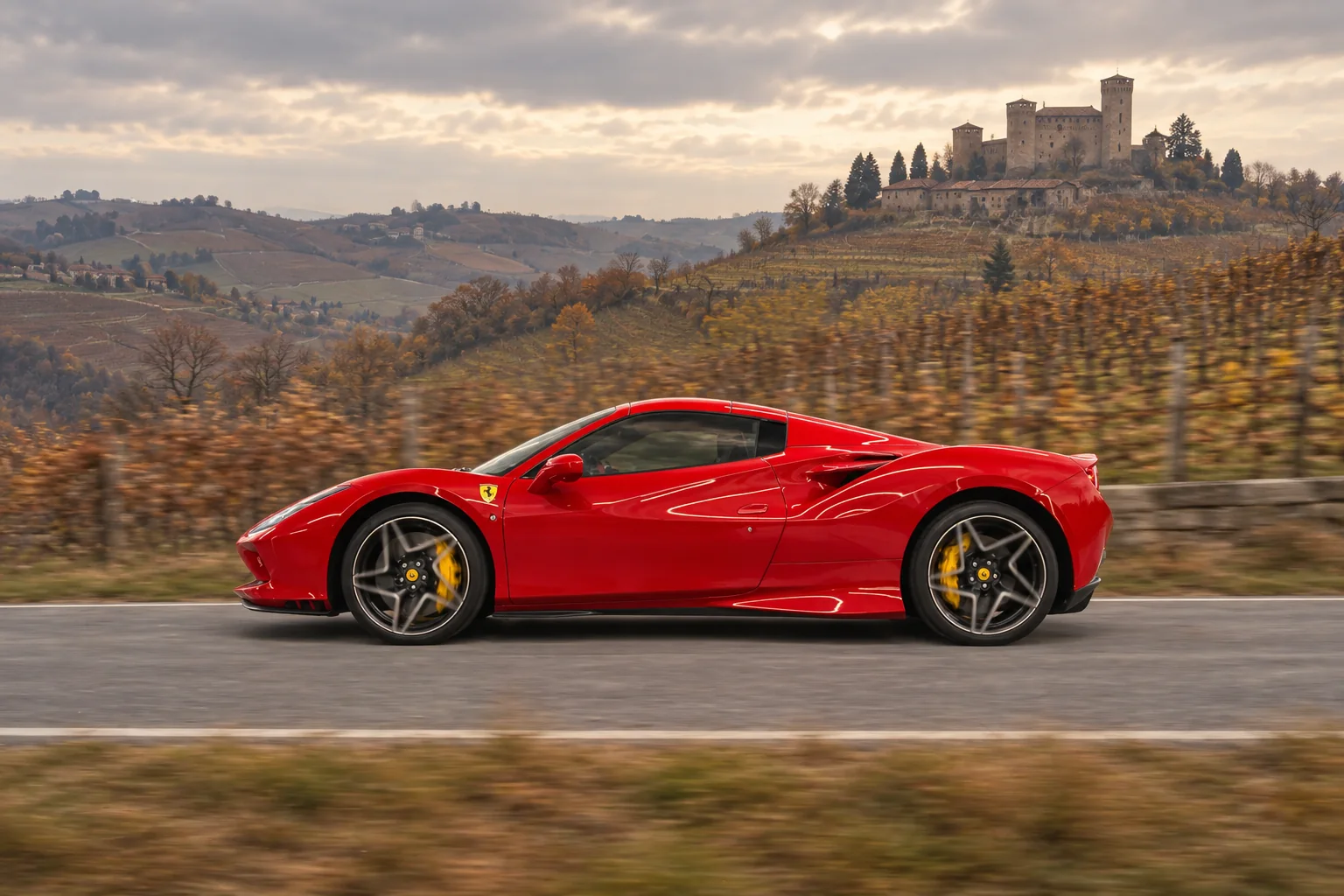 Ferrari F8 rossa ripresa di profilo lungo i vigneti delle Langhe, visual illustrativo