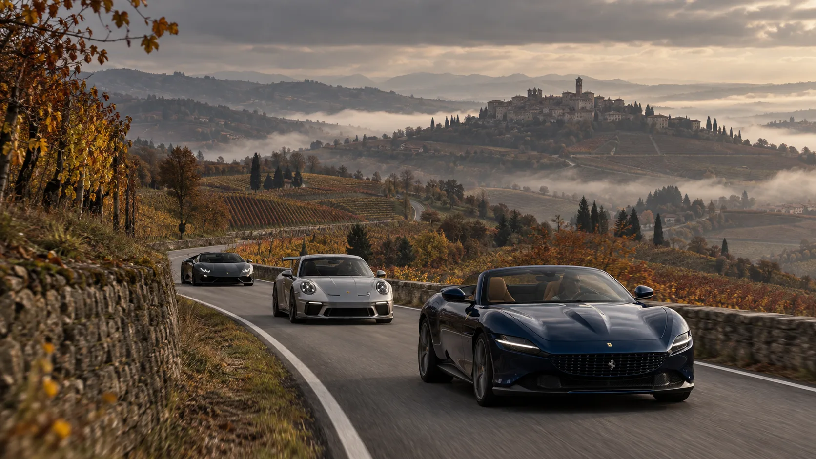 Tre vetture sportive in convoglio su una strada panoramica delle Langhe; visual illustrativo