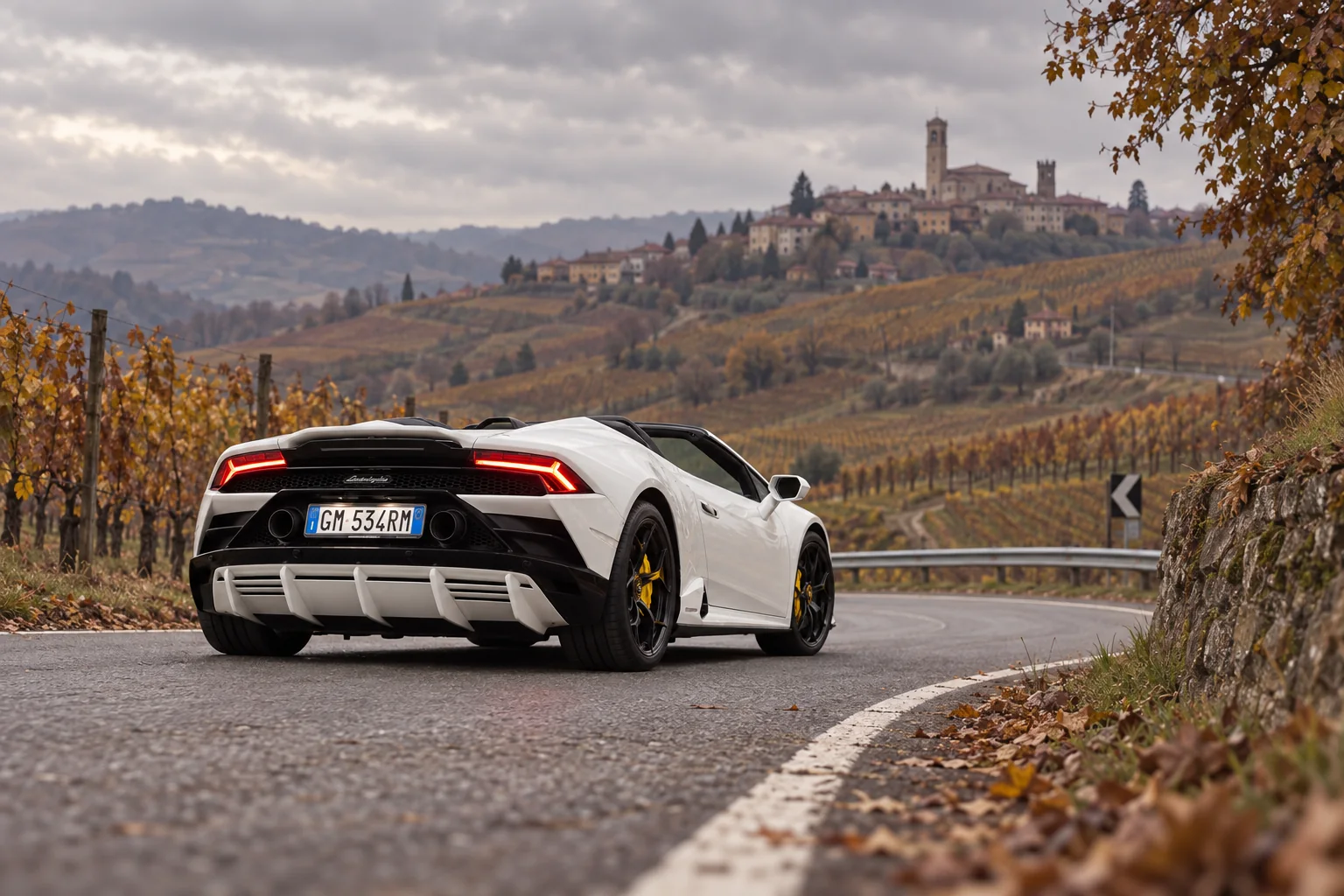 Lamborghini Huracán bianca ripresa da dietro su una strada nei pressi di Barolo, con targa Rial visibile, visual illustrativo
