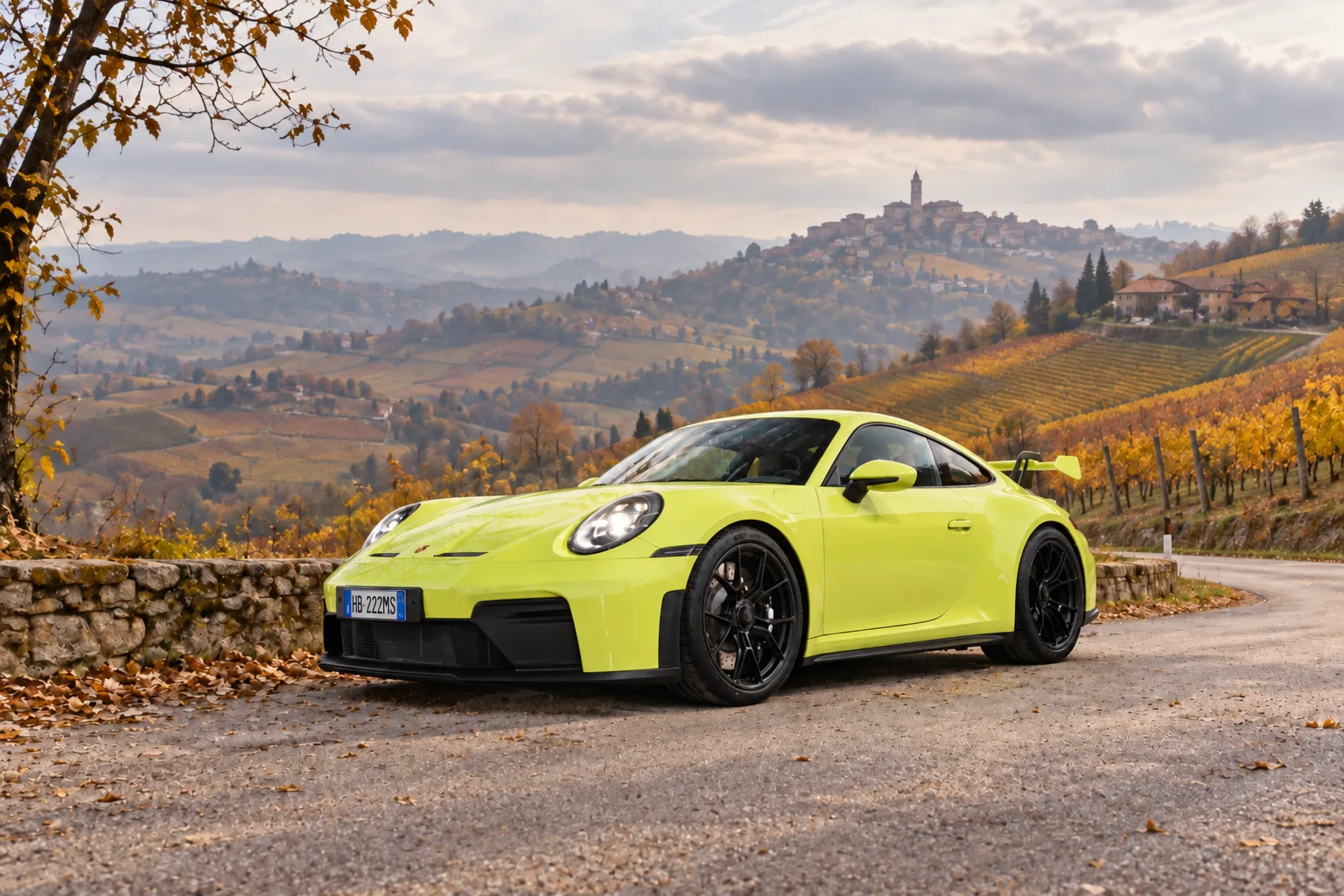 Porsche 911 GT3 gialla nel Roero con targa visibile, visual illustrativo